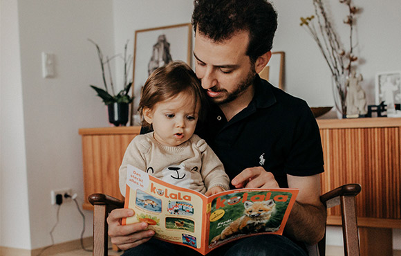 Textbild Experteninterview Papa liest vor
